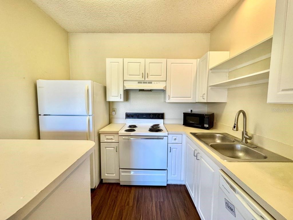 Image 5 of property listing at 10110 WINSFORD OAK BOULEVARD 623, Tampa, FL 33624