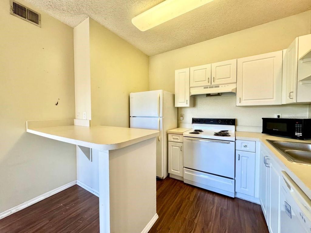 Image 6 of property listing at 10110 WINSFORD OAK BOULEVARD 623, Tampa, FL 33624