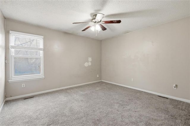 8749 NW 82nd Street, Kansas City, MO 64152