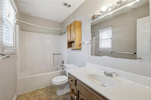 8749 NW 82nd Street, Kansas City, MO 64152