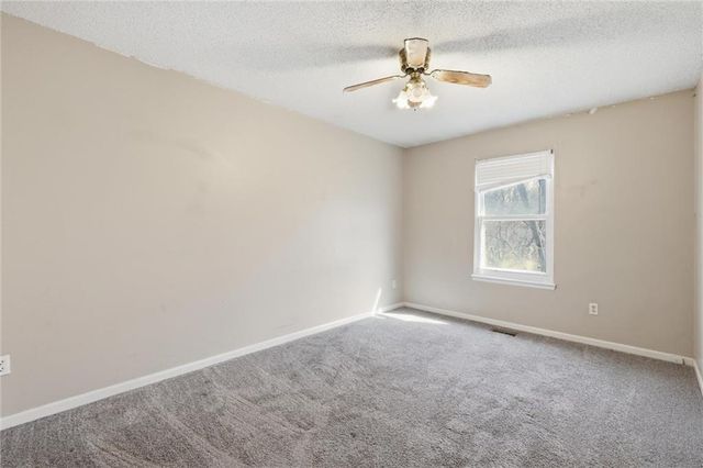 8749 NW 82nd Street, Kansas City, MO 64152