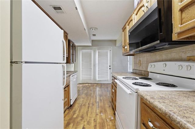 8749 NW 82nd Street, Kansas City, MO 64152