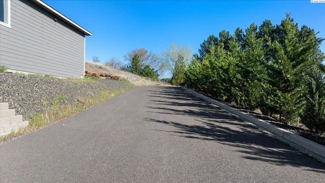 3820 Bing St, West Richland, WA 99338