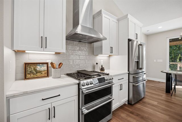 160 Pleasant Hill Drive NE, Swisher, IA 52338