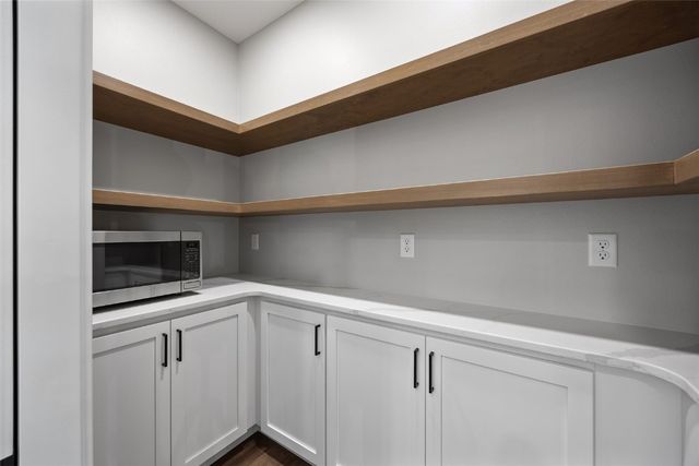 160 Pleasant Hill Drive NE, Swisher, IA 52338