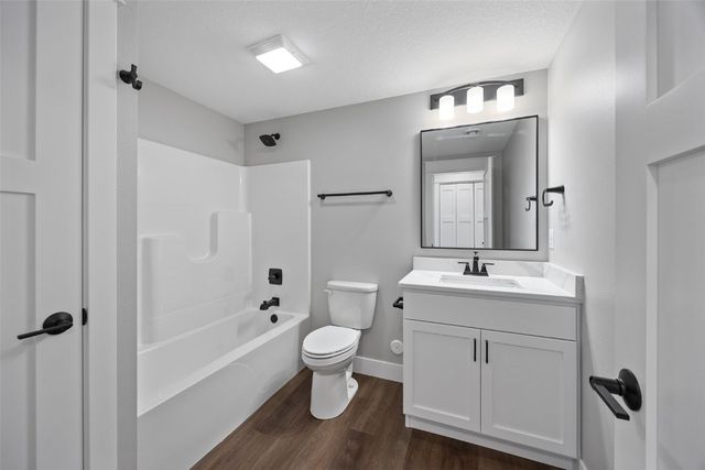 160 Pleasant Hill Drive NE, Swisher, IA 52338