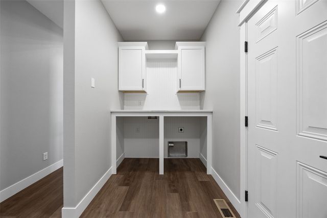 160 Pleasant Hill Drive NE, Swisher, IA 52338