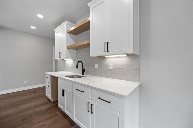 160 Pleasant Hill Drive NE, Swisher, IA 52338