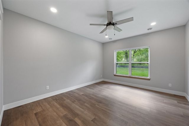 160 Pleasant Hill Drive NE, Swisher, IA 52338