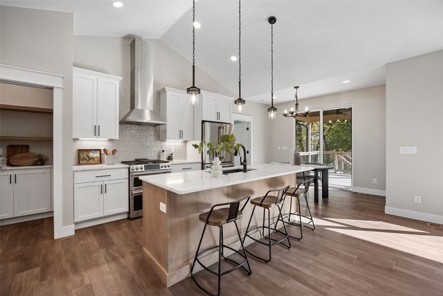 160 Pleasant Hill Drive NE, Swisher, IA 52338