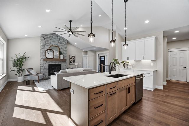 160 Pleasant Hill Drive NE, Swisher, IA 52338