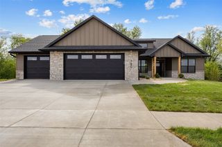 160 Pleasant Hill Drive NE, Swisher, IA 52338