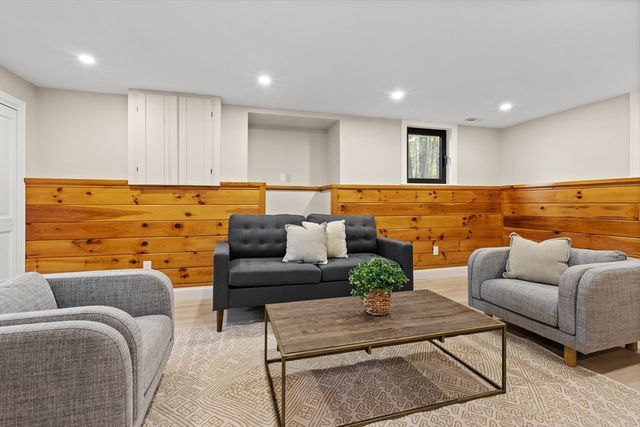 8 Mulberry Cir, Ayer, MA 01432