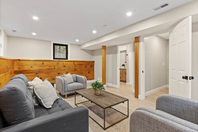 8 Mulberry Cir, Ayer, MA 01432