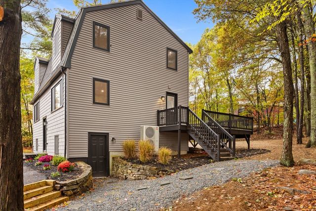 8 Mulberry Cir, Ayer, MA 01432