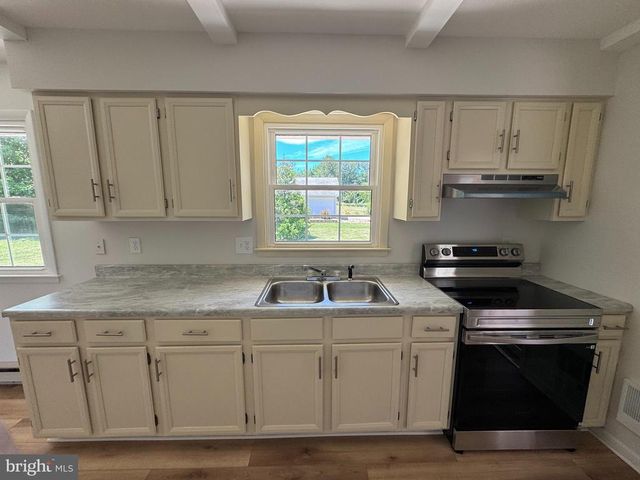 2 SPRINGCREST DR, Luray, VA 22835
