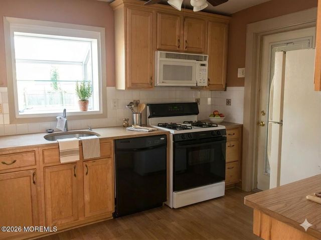 33 Oakwood Place, Keansburg, NJ 07734