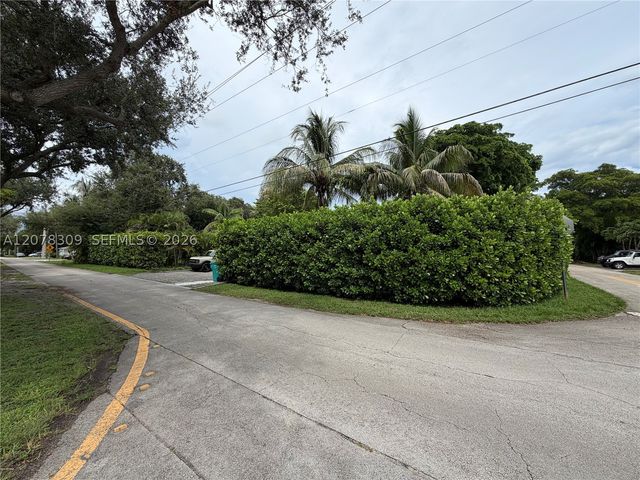 12015 NE 10 Av, Biscayne Park, FL 33161