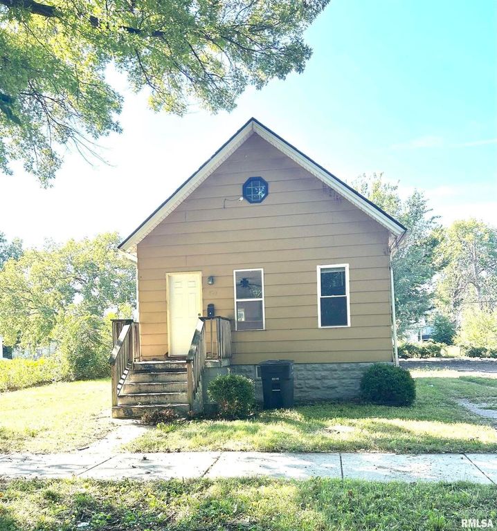 926 10TH Avenue, Rock Island, IL 61201