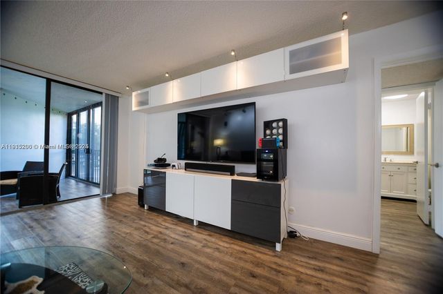 16100 Golf Club Rd 202, Weston, FL 33326