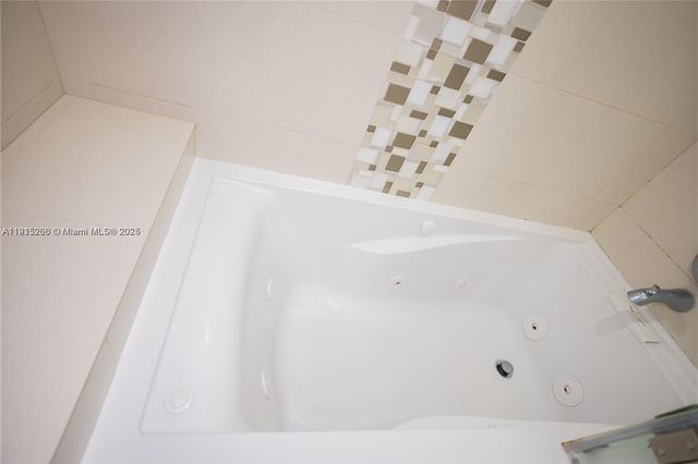 16100 Golf Club Rd 202, Weston, FL 33326