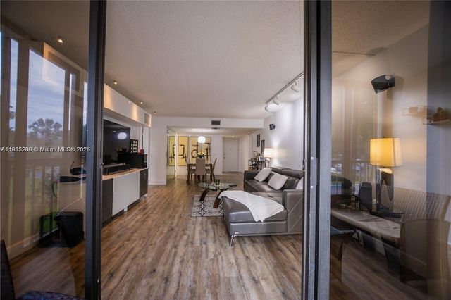 16100 Golf Club Rd 202, Weston, FL 33326