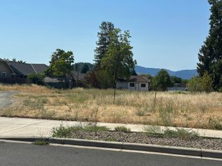 2344 Redwood Avenue, Grants Pass, OR 97527