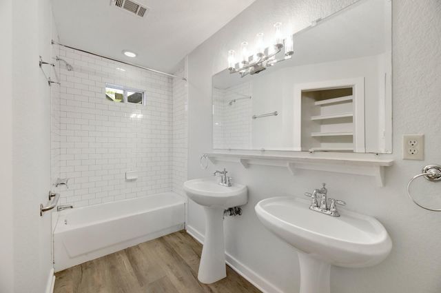 2305 W 9th ST, Austin, TX 78703