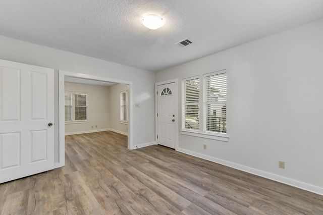 2305 W 9th ST, Austin, TX 78703
