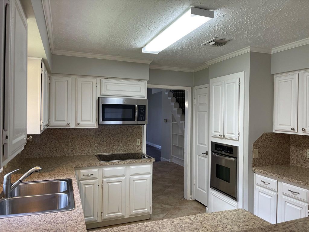 3118 Redcliff Drive, Sugar Land, TX 77479