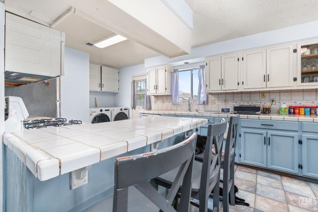 8767 Greenfield Park Drive, Bakersfield, CA 93307