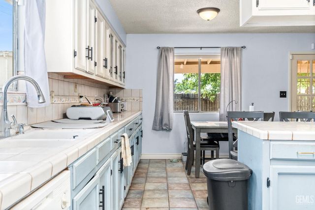 8767 Greenfield Park Drive, Bakersfield, CA 93307