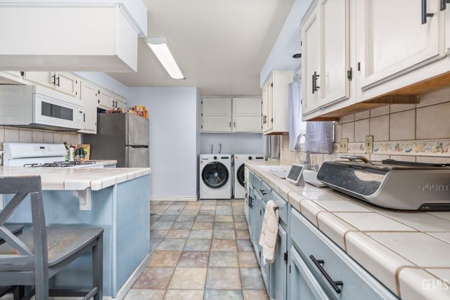 8767 Greenfield Park Drive, Bakersfield, CA 93307