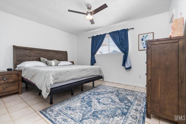 8767 Greenfield Park Drive, Bakersfield, CA 93307