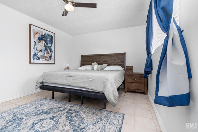 8767 Greenfield Park Drive, Bakersfield, CA 93307