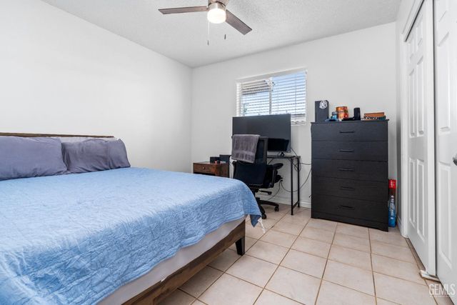 8767 Greenfield Park Drive, Bakersfield, CA 93307