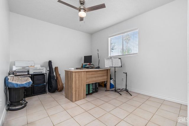 8767 Greenfield Park Drive, Bakersfield, CA 93307