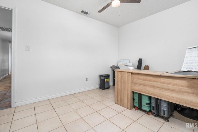 8767 Greenfield Park Drive, Bakersfield, CA 93307