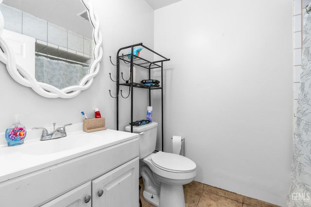 8767 Greenfield Park Drive, Bakersfield, CA 93307