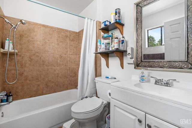 8767 Greenfield Park Drive, Bakersfield, CA 93307