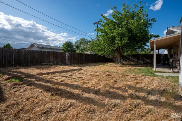 8767 Greenfield Park Drive, Bakersfield, CA 93307