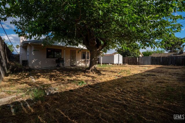 8767 Greenfield Park Drive, Bakersfield, CA 93307