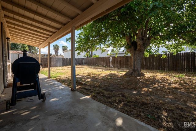 8767 Greenfield Park Drive, Bakersfield, CA 93307