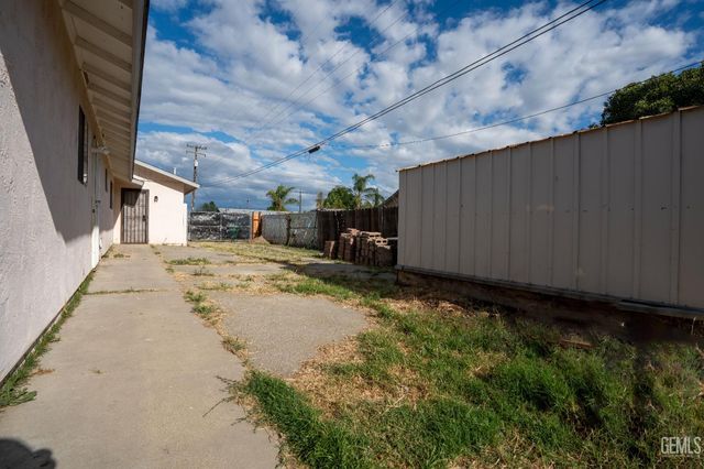 8767 Greenfield Park Drive, Bakersfield, CA 93307