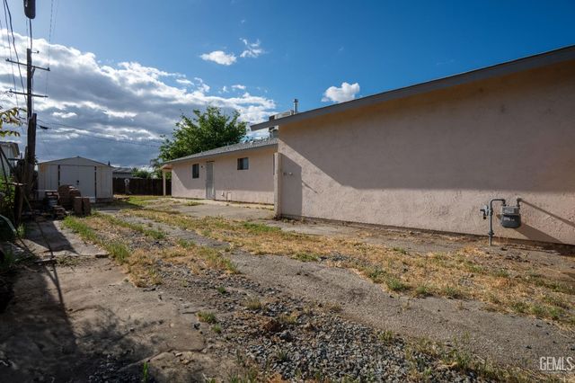 8767 Greenfield Park Drive, Bakersfield, CA 93307