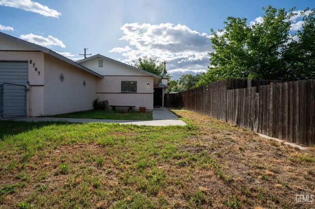 8767 Greenfield Park Drive, Bakersfield, CA 93307