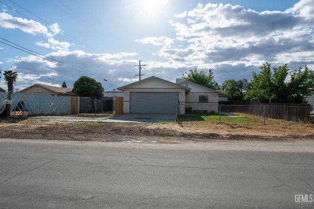 8767 Greenfield Park Drive, Bakersfield, CA 93307