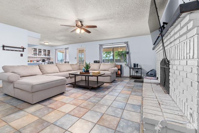 8767 Greenfield Park Drive, Bakersfield, CA 93307