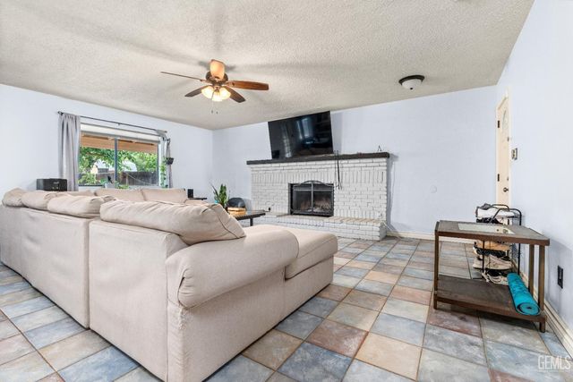 8767 Greenfield Park Drive, Bakersfield, CA 93307