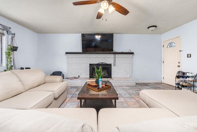 8767 Greenfield Park Drive, Bakersfield, CA 93307